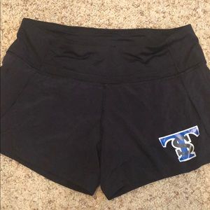 Black Lululemon Twist & Shout size 4 short